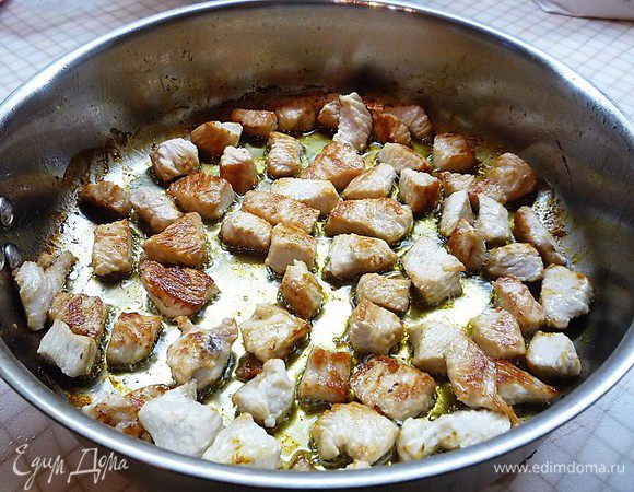 На сковороде раскаляем оливковое масло и обжариваем кусочки индейки до румяной корочки, солим и перчим по вкусу. Выкладываем в чашку.