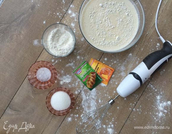 Добавляем муку, разрыхлитель, дрожжи, растительное масло, соль и сахар и перемешиваем вручную или венчиком блендера до однородной консистенции. Накрываем тесто полотенцем и оставляем в теплом месте на 30 минут.