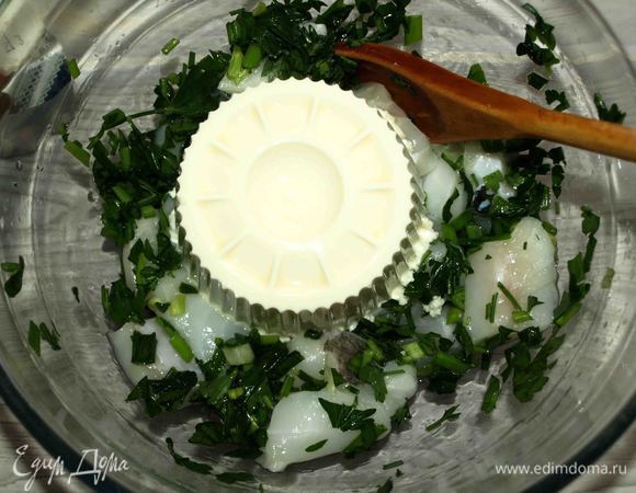 Добавить сыр к филе с зеленью и раскрошить.