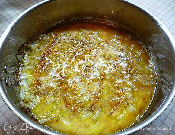 В оставшемся на сковороде масле припускаем лук, вливаем бульон (можно обычную воду), апельсиновый сок, сливки, карри и кипятим на сильном огне 2 минуты.