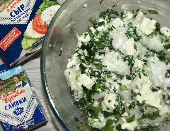 Добавить сливки, соль и перец по вкусу, горчицу. Можно добавить любых приправ. Перемешать.