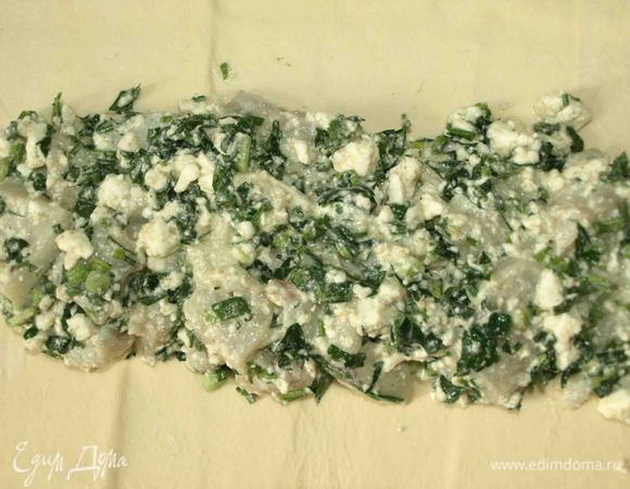 Тесто раскатать, примерно размером с противень. В центр выкладываем начинку.