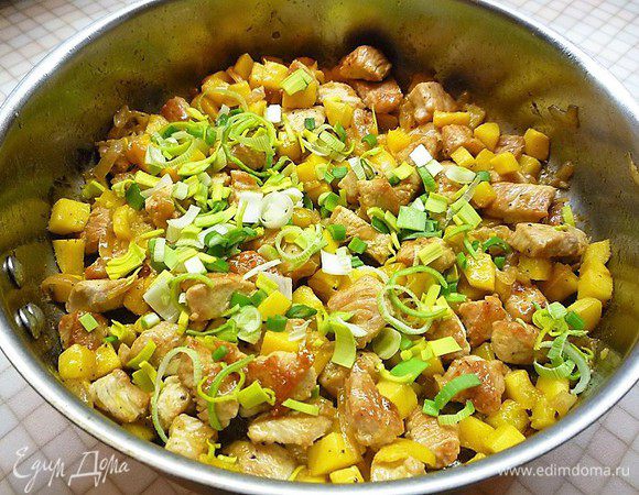 Приправляем медом, посыпаем луком-пореем и зеленым луком.