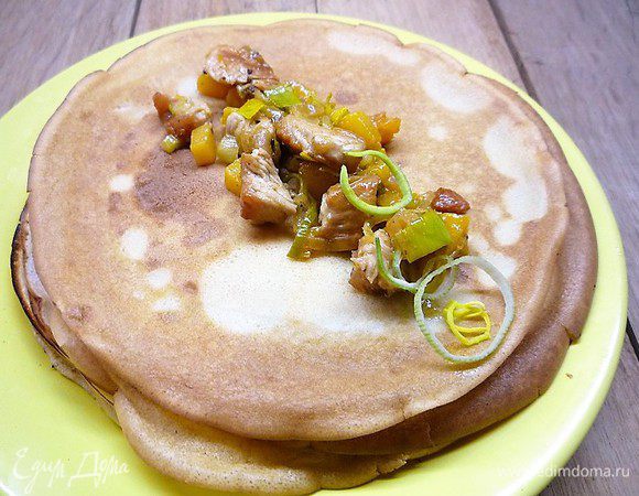 На середину блинчика кладем начинку, заворачиваем и подаем на стол.