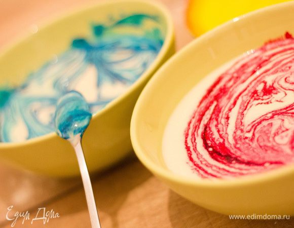 Тем временем готовим красители: мы выбрали желтый, розовый и цвет морской волны. Спустя 30 минут разделяем на три равные части и добавляем в каждую миску по несколько капель пищевого красителя — до тех пор, пока цвет не станет таким насыщенным, каким бы вы хотели.