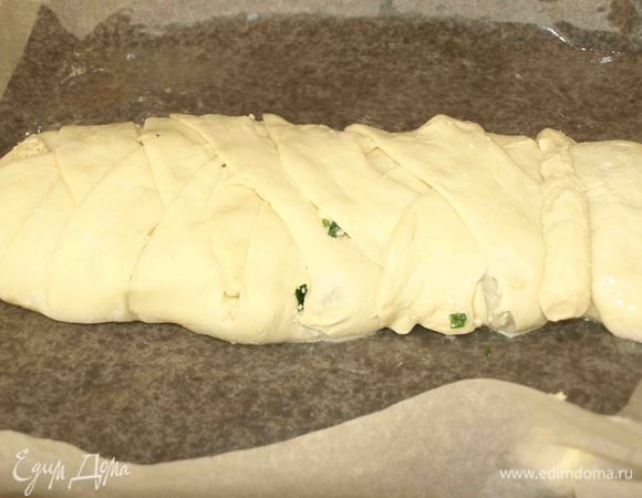 У меня получилась такая рыба. Перекладываем на противень, застеленный пекарской бумагой, смазанной растительным маслом. Можно формировать пирог сразу на пекарской бумаге. 