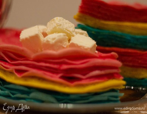 А для тех, кто сладкое любит, придумали такой вариант: стопку блинов разрезали наподобие торта, полили кленовым сиропом и украсили кубиками пломбира.

Приятного аппетита!