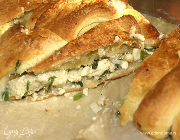 Достаем пирог, остужаем. Перекладываем на блюдо и приятного аппетита!