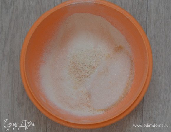 Муку просеять с разрыхлителем, смешать с сахаром, корицей, кокосовой стружкой, цедрой лимона. Добавление корицы и кокосовой стружки по вкусу, но я очень люблю.
