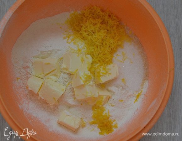 Масло сливочное «Домик в деревне» нарезать на кусочки, добавить в муку и быстро перетереть руками в крошку.
