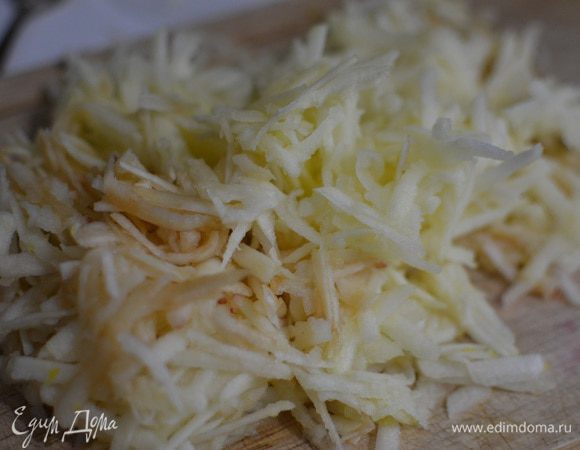 Яблоки помыть, почистить от семян и кожуры, натереть на крупной терке.
