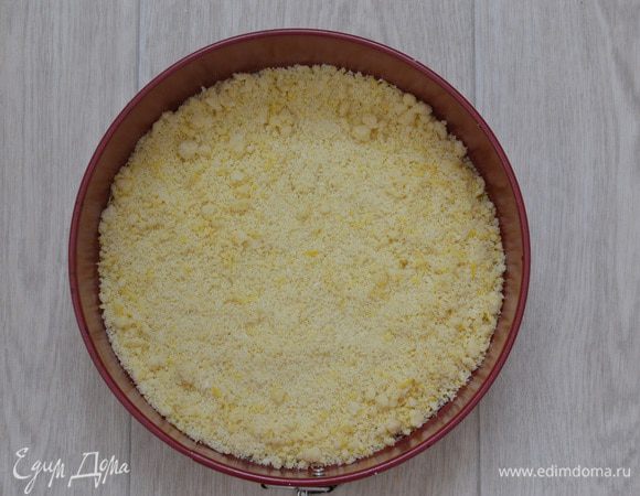 Выложить 2/3 части крошки в форму.
