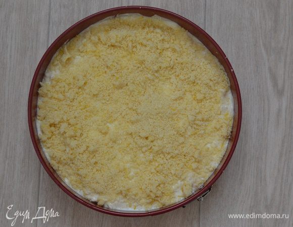 Потом посыпать оставшейся крошкой.
