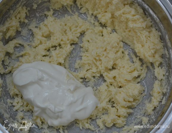 Мягкое сливочное масло «Домик в деревне» взбить с коричневым сахаром до побеления. Добавить сметану «Домик в деревне», еще раз хорошо перемешать.
