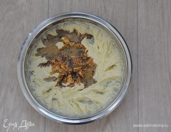 Кофе развести в 2 ст. ложках кипятка, добавить щепотку соли и немного остудить. Добавить кофе к масляной смеси, хорошо перемешать.
