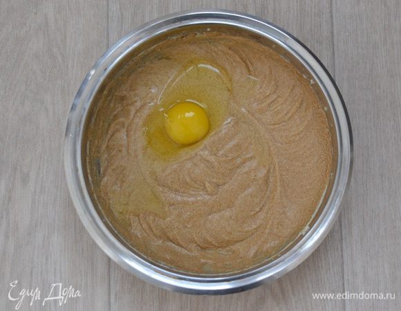 По 1 вводить в тесто яйца и каждый раз взбивать до полного их растворения и пышности.
