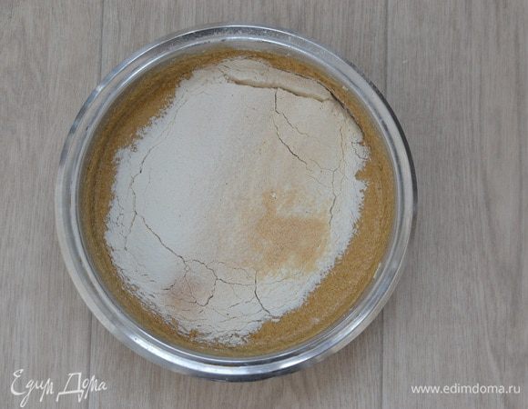 Всыпать просеянную муку с корицей и разрыхлителем.
