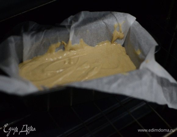 Форму для выпечки застелить пекарской бумагой, вылить тесто в форму. Выпекать кекс при 180°С, примерно 35 — 45 минут. Время выпечки относительное и зависит от вашей духовки. Готовность кекса проверить зубочисткой.
