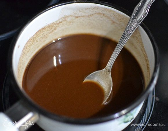 В ковшике смешать все сухие составляющие, кроме сметаны. Залить холодной водой, размешать до однородности и поставить на огонь. Как только соус начнет закипать, он сразу же загустеет.
