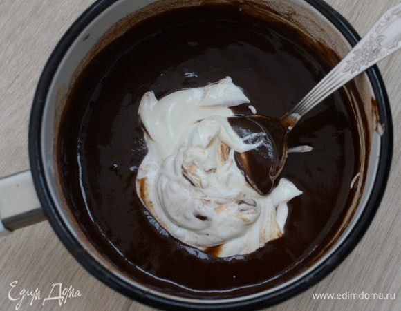 Снять с огня, остудить, только потом добавить сметану «Домик в деревне» и перемешать. Соус готов.
