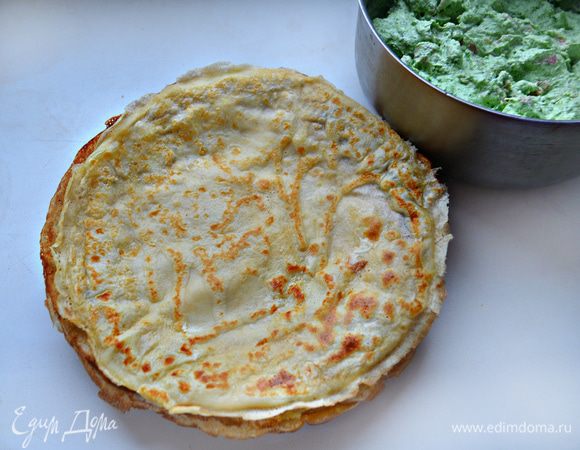 Готовые блины складывайте на тарелку стопкой. Должно получиться 10 — 12  блинов, в зависимости от размера вашей сковороды.