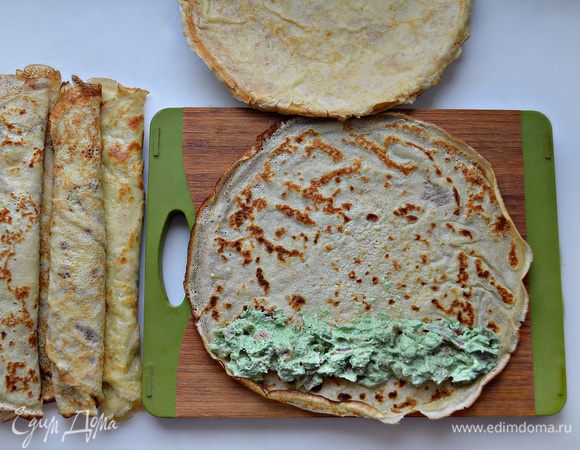 На каждый блин обильно выложить начинку и скатать в рулетик. Если у вас осталась лишняя начинка, то вы можете использовать ее на завтрак, намазав на тосты.