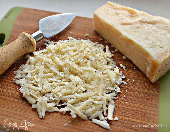 Сыр натрите на крупной терке. Вместо пармезана можно использовать любой другой твердый сыр.