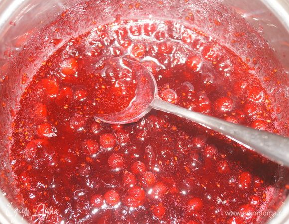 Подготавливаем клюквенный слой для нашего тортика. Для этого желатин нужно замочить в 50 мл холодной кипяченой воды и дать ему набухнуть. Клюкву выложить в кастрюльку, засыпать сахаром и слегка потолочь, но так, чтобы остались целые ягодки. Довести смесь до кипения и варить на медленном огне 5 минут. Ввести желатин и размешать до полного его растворения. Массу остудить до комнатной температуры.