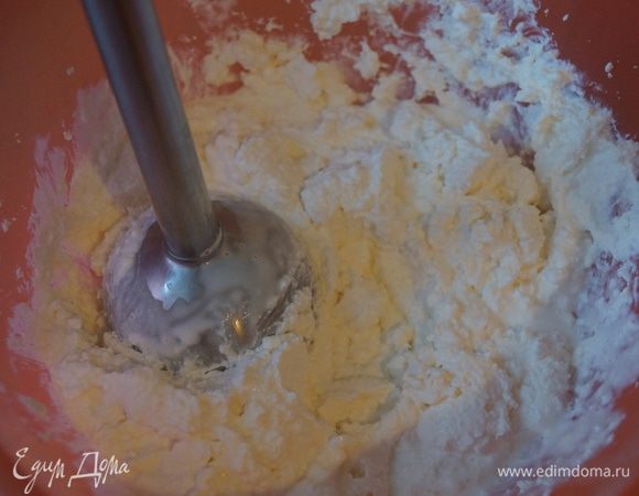 Для крема берем творог мелкозернистый. Разминаем его бендером с сахаром и небольшим количеством сливок.