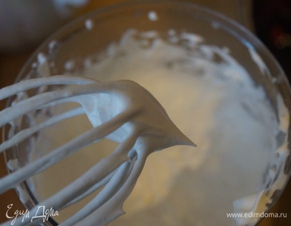 В отдельной емкости взбиваем кондитерские сливки до устойчивых пиков. Сахар не добавляем, так как сливки подслащенные. Сладкоежки могут добавить сахарную пудру.