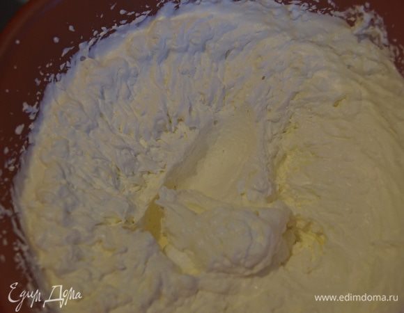 Соединяем творог и 2/3 взбитых сливок и хорошо взбиваем до однородной массы. Остальные сливки убираем в холодильник (они пригодятся для украшения).