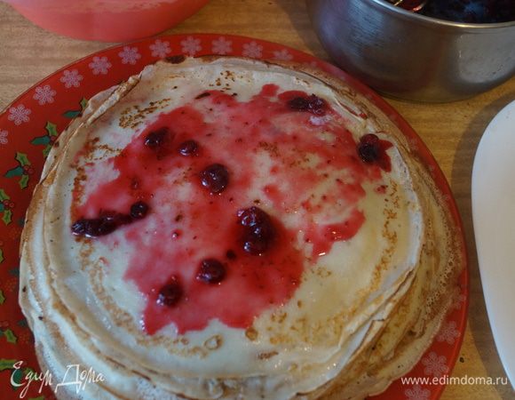 Каждый блинчик смазываем клюквенным вареньем.