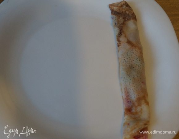  Сворачиваем трубочкой и выкладываем на блюдо.