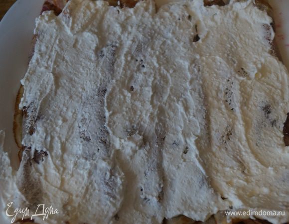Промазывает слой творожным кремом.