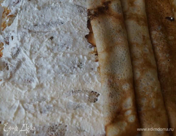 Вновь промазываем кремом и повторяем блинный слой. Слой выкладываем в таком количестве, в каком вам хочется, по типу поленницы.