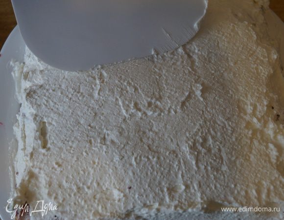 Поверхность торта и края обрабатываем творожным кремом и украшаем на свой вкус.