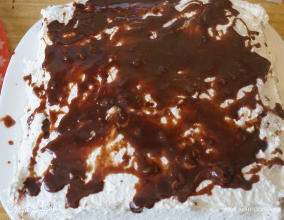 В хаотичном порядке нанесла растопленный шоколад на торт и убрала в холод, чтобы шоколад немного застыл.