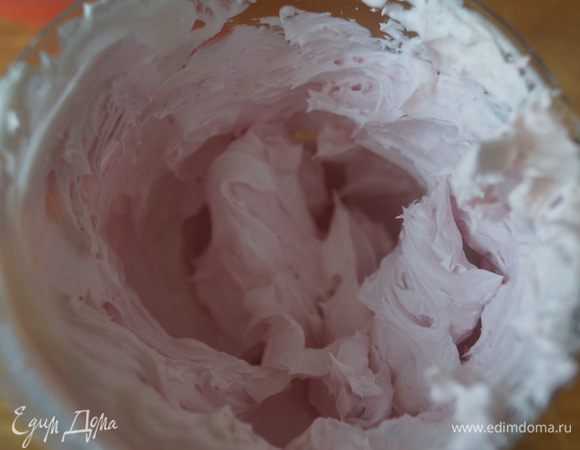 Достала из  холодильника сливки. Добавила в них небольшое количество клюквенного варенья, но только без ягодок. Можно окрасить пищевыми красителями.
Хорошенько взбила еще раз. Украсила торт с помощью кондитерского шприца!