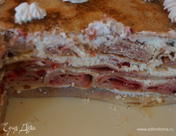 А после сжигания чучела наш блинный торт разошелся на ура!