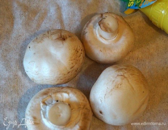 Шампиньоны моем, высушиваем.