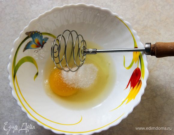 Яйцо взбиваем с сахаром венчиком.