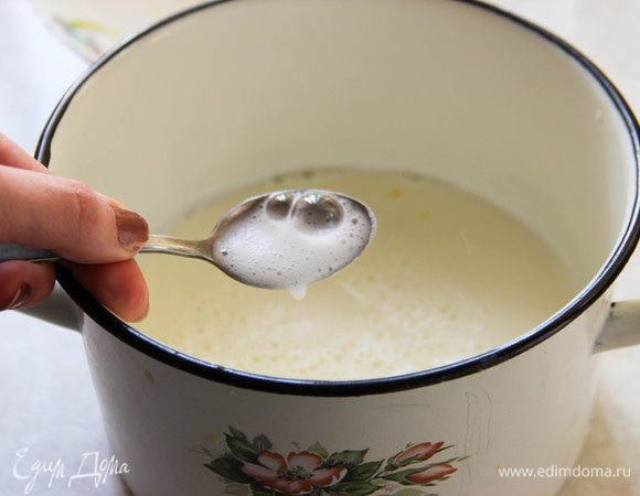 Добавляем массу в теплое молоко. Туда же — соду, гашенную уксусом.