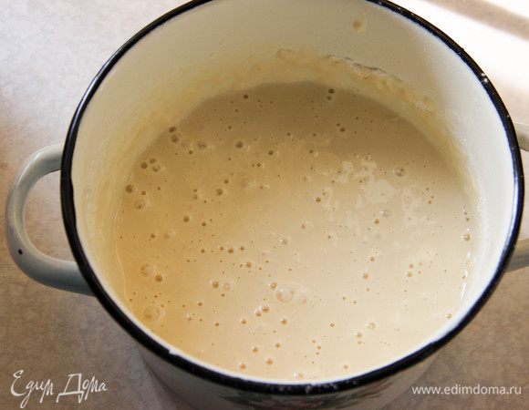 Всыпаем муку и хорошо размешиваем. Я взбила массу блендером, чтобы не было комочков.