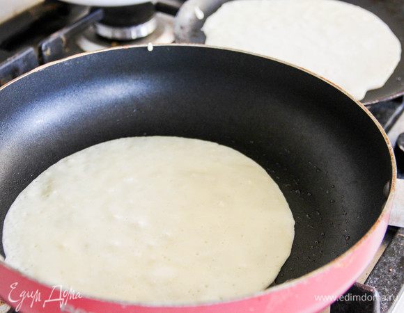 В разогретой сковороде выпекаем блинчики.