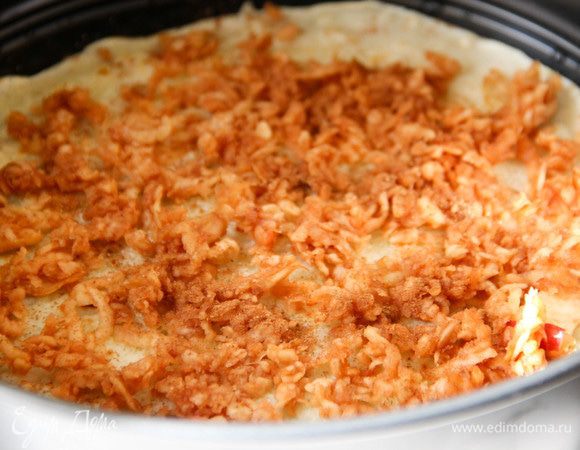 А теперь выкладываем первый блин в форму. Смазываем его сливочным маслом, сверху посыпаем натертым (или тонко нарезанным) яблоком. Добавляем сахар и корицу по вкусу.