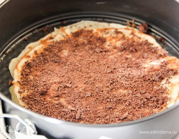 Следующий слой — блинчик, посыпанный тертым шоколадом. И так по очереди, пока блины не закончатся.