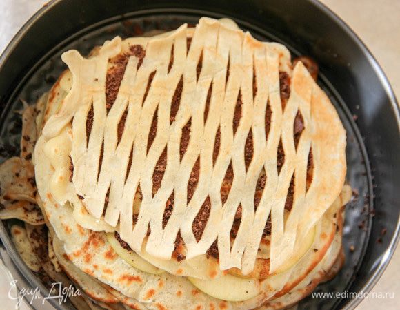 Последним слоем должен оказаться блинчик. Я сделала его ажурным. Отправляем шарлотку в духовку на 15 минут. Выпекаем при температуре 160°С.