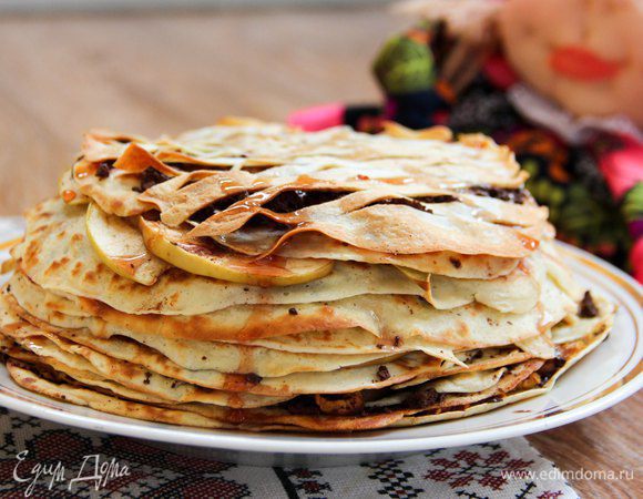 Вынимаем из духовки и аккуратно при помощи двух лопаток перекладываем шарлотку на тарелку. По желанию можно полить ее сиропом. Подавать можно и в теплом, и в холодном виде.