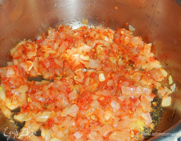 Добавить томатную пасту и молотую зиру, перемешать, обжарить около минуты.