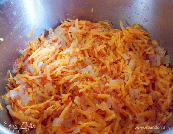 Добавить морковь, натертую на крупной терке. Перемешать и обжарить 2 — 3 минуты.